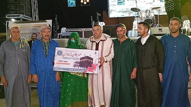 تقدير وتكريم مستحقان لسيدة نبيلة ، محبة للخير ، قامت بالتبرع بقطعة أرض لبناء ملعب للقرب