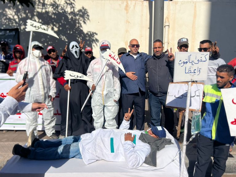 اعتصام مفتوح للعمال العرضيين بأكادير للمطالبة بتحسين أوضاعهم الاجتماعية