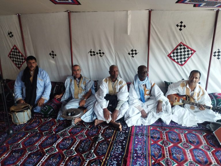 السمارة.. تهميش أعرق فرقة حسانية يثير جدلاً واسعاً في الاحتفال بالذكرى الـ50 للمسيرة الخضراء