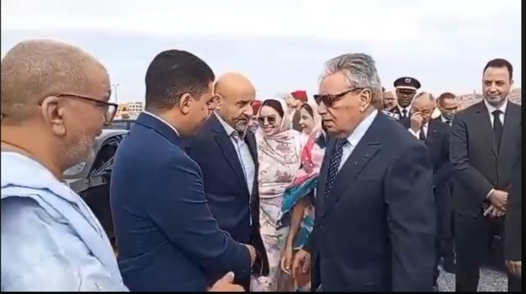 سلوك والي جهة كلميم وادنون تجاه الزي الصحراوي… إساءة لرمز الهوية واستهداف غير مبرّر للنجامي