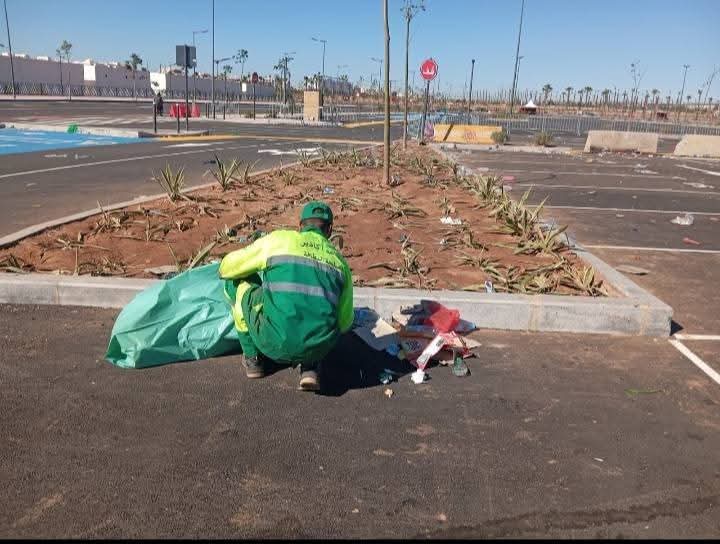 جنبات ملعب أدرار بأكادير عمال النظافة خير دليل بعد صافرة النهاية