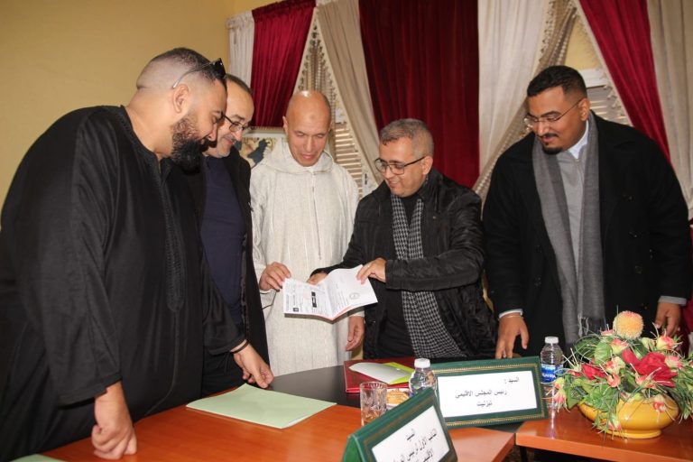 المجلس الاقليمي لتيزنيت وجماعة تيغمي يسلمان حافلة رياضية لفريق وفاق تيغمي