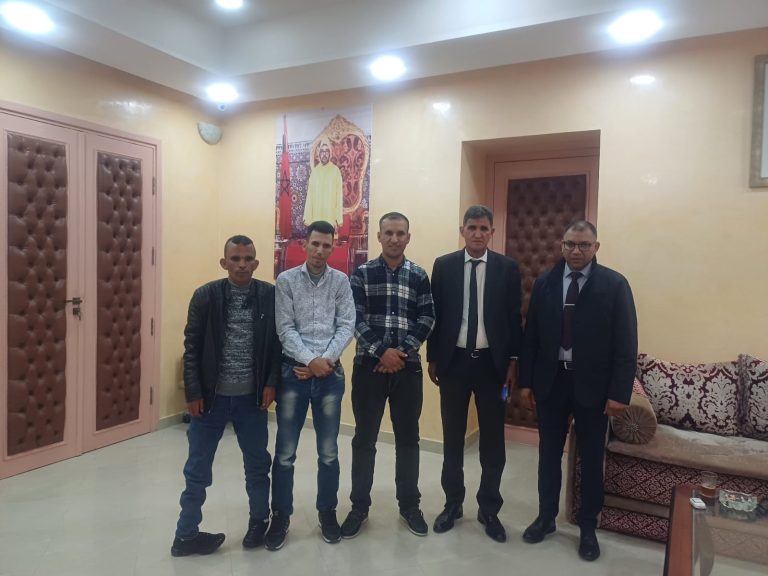 عامل إقليم شيشاوة يتفاعل مع مطالب ساكنة المزوضية نحو إحداث ملحقة إعدادية وتعزيز النقل المدرسي