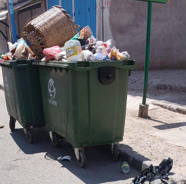 إنزكان تغرق في الأزبال.. تعطل الشاحنات أم تعطل المسؤولية؟ ساكنة تراست والجرف والأحياء المجاورة تطالب بالمحاسبة والتدخل العاجل