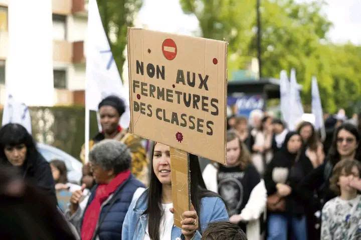 ماكرون يواجه انتفاضة طلابية: إغلاق ما بين 400 و500 مدرسة، والحكومة تنفي القمع